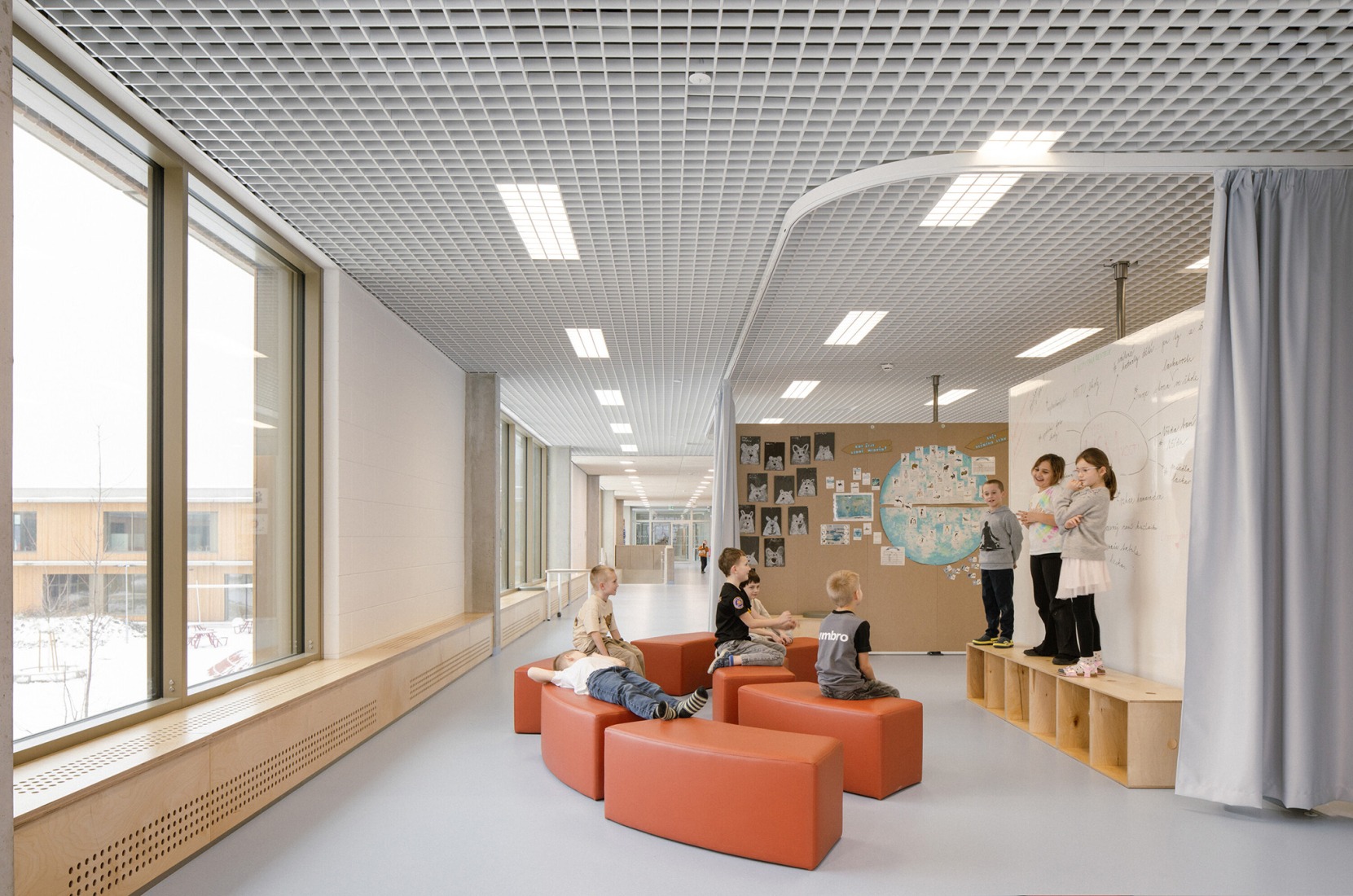 Escuela Primaria LOŠBATES por Pelletier de Fontenay + SOA architects. Fotografía por Alex Shoots Buildings.