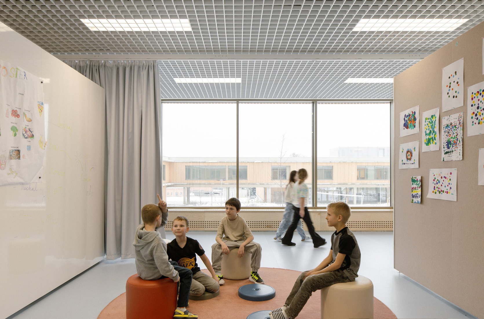 Escuela Primaria LOŠBATES por Pelletier de Fontenay + SOA architects. Fotografía por Alex Shoots Buildings.