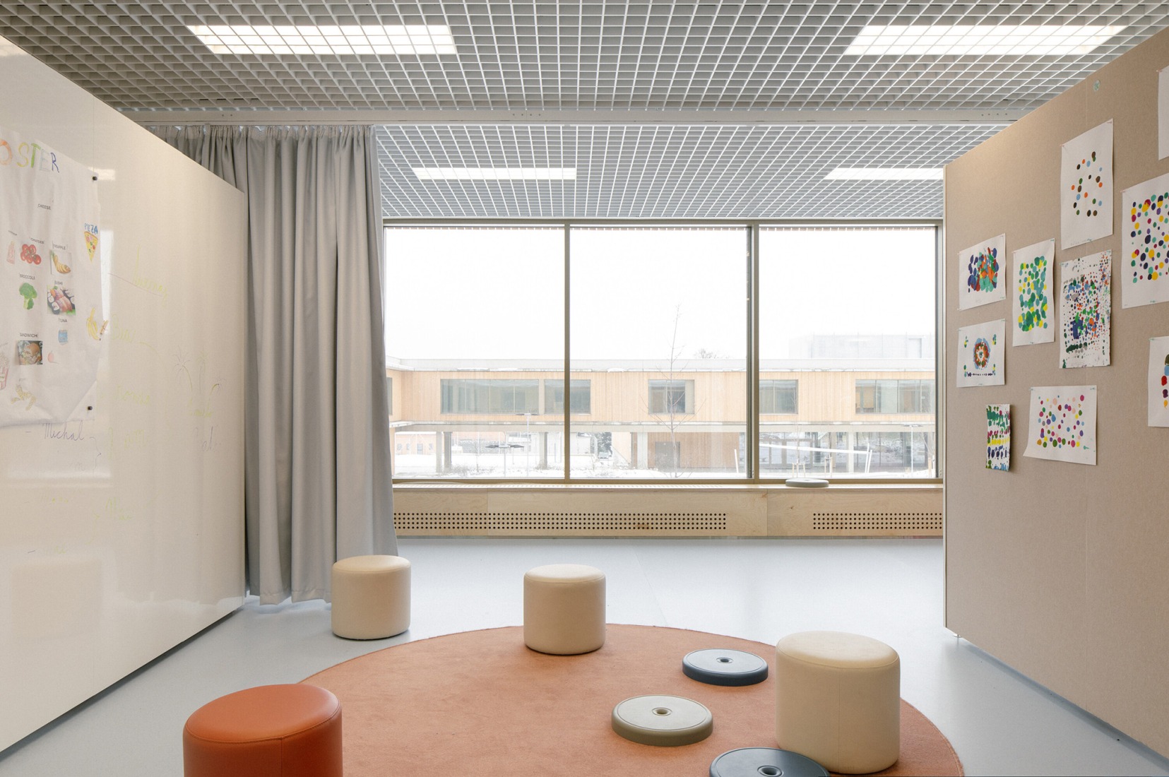 Escuela Primaria LOŠBATES por Pelletier de Fontenay + SOA architects. Fotografía por Alex Shoots Buildings.