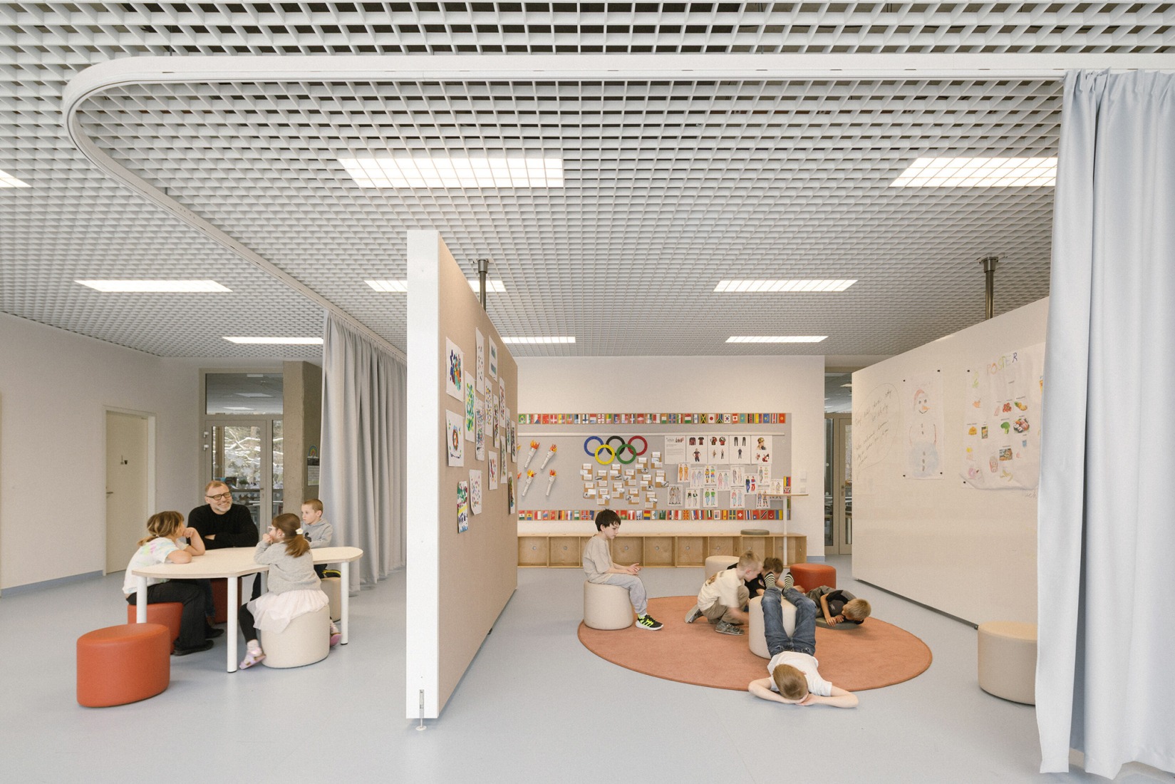 Escuela Primaria LOŠBATES por Pelletier de Fontenay + SOA architects. Fotografía por Alex Shoots Buildings.
