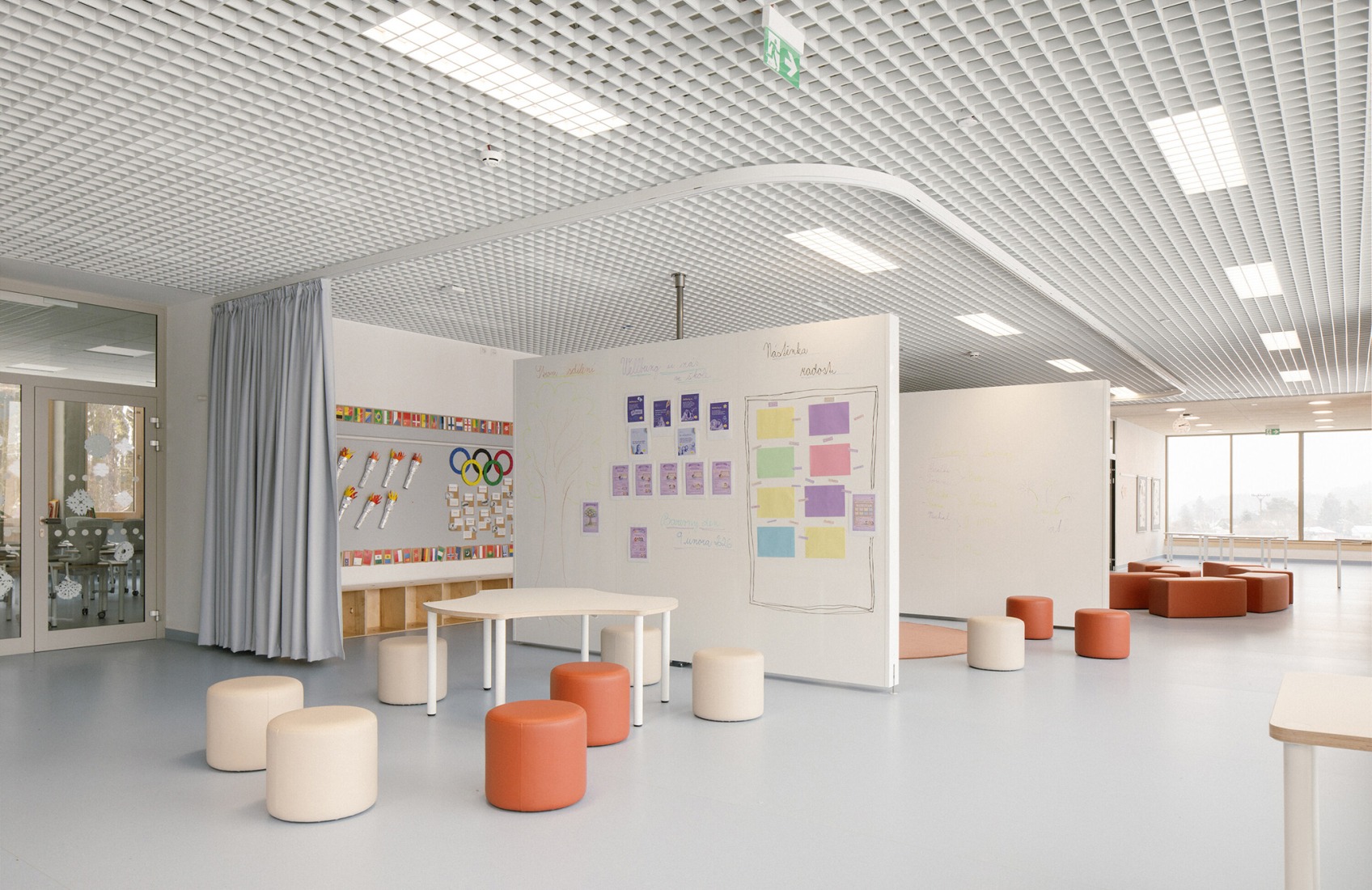 Escuela Primaria LOŠBATES por Pelletier de Fontenay + SOA architects. Fotografía por Alex Shoots Buildings.