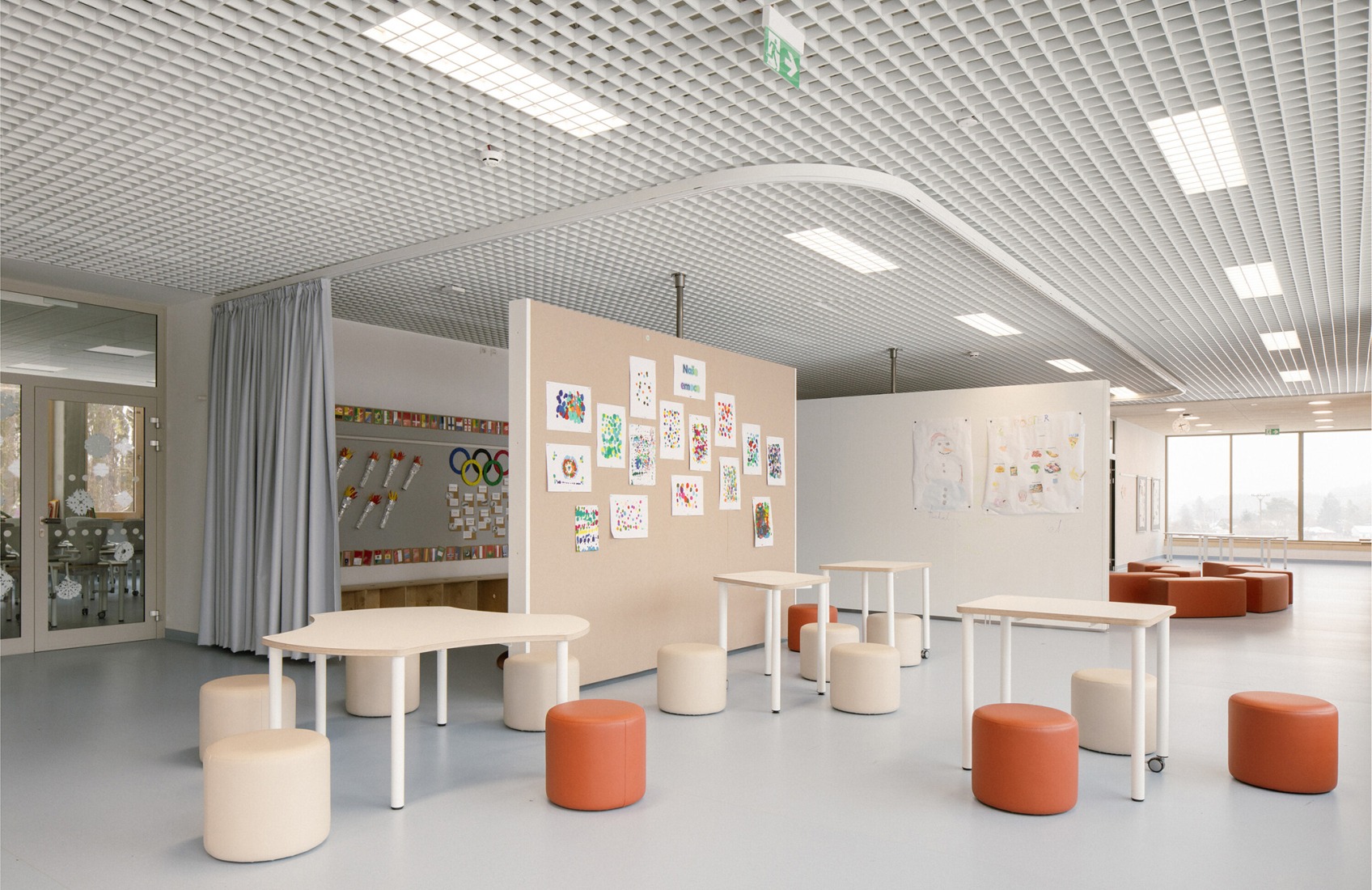 Escuela Primaria LOŠBATES por Pelletier de Fontenay + SOA architects. Fotografía por Alex Shoots Buildings.