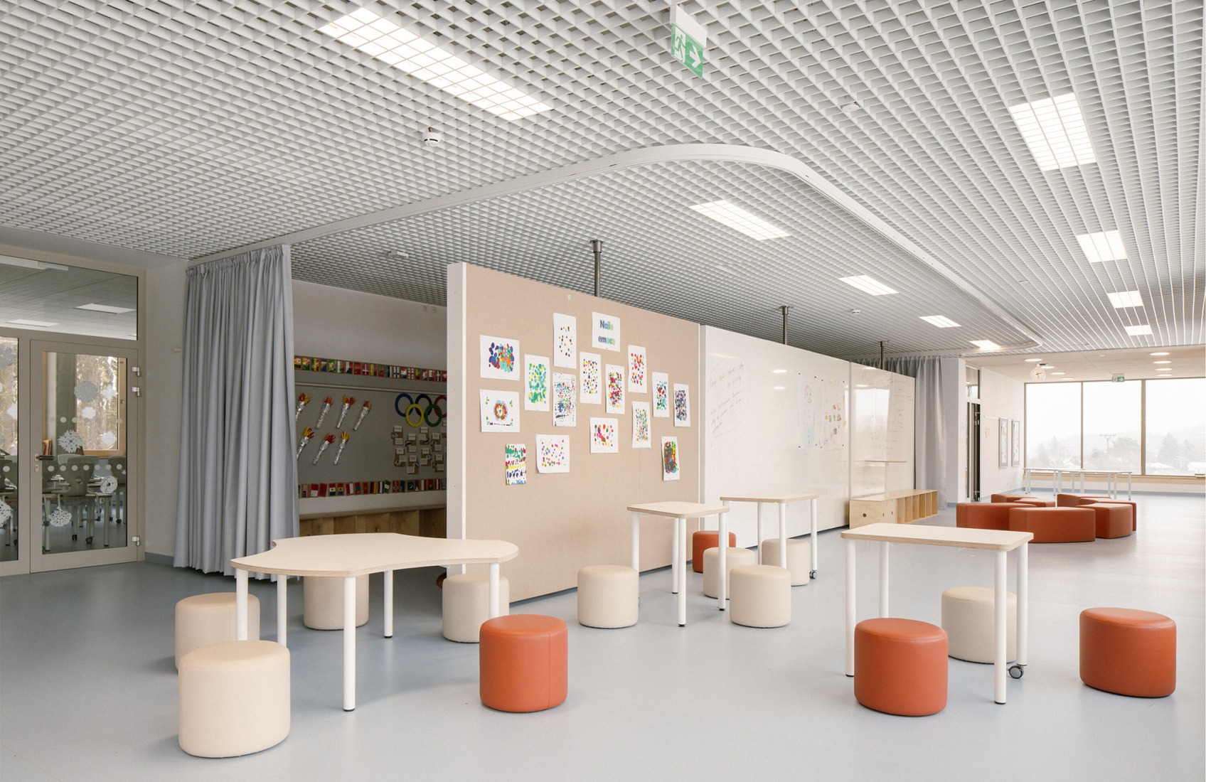 Escuela Primaria LOŠBATES por Pelletier de Fontenay + SOA architects. Fotografía por Alex Shoots Buildings.