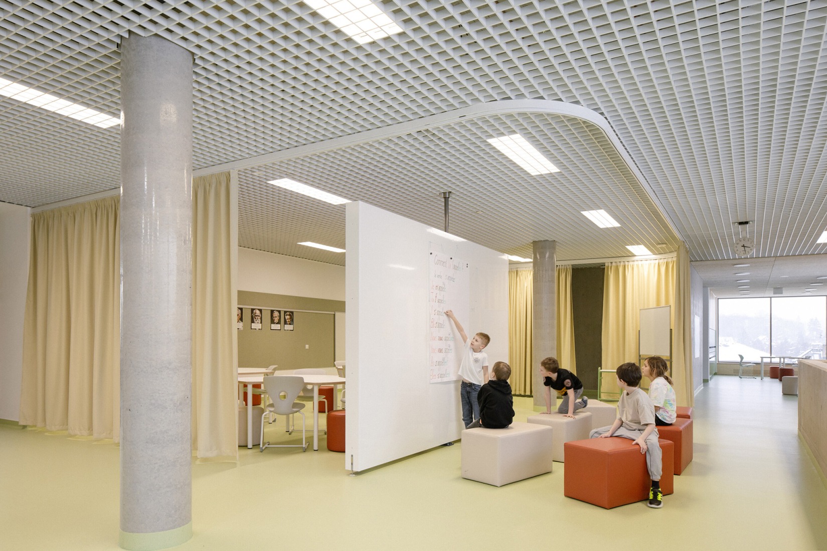Escuela Primaria LOŠBATES por Pelletier de Fontenay + SOA architects. Fotografía por Alex Shoots Buildings.