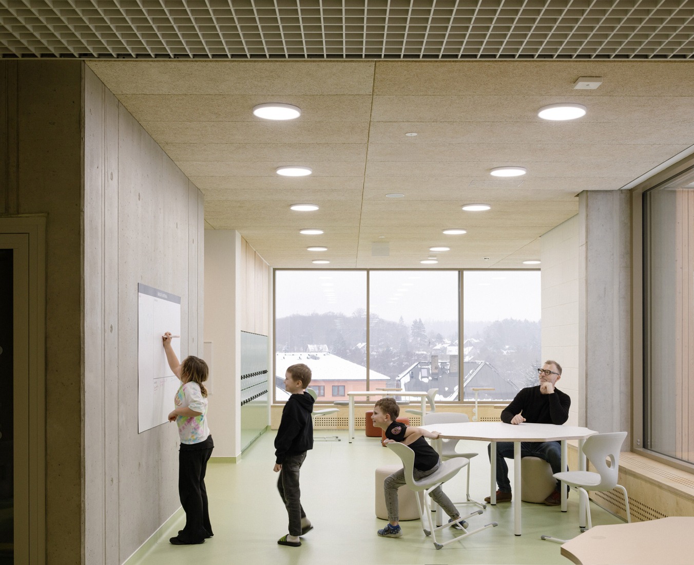 Escuela Primaria LOŠBATES por Pelletier de Fontenay + SOA architects. Fotografía por Alex Shoots Buildings.