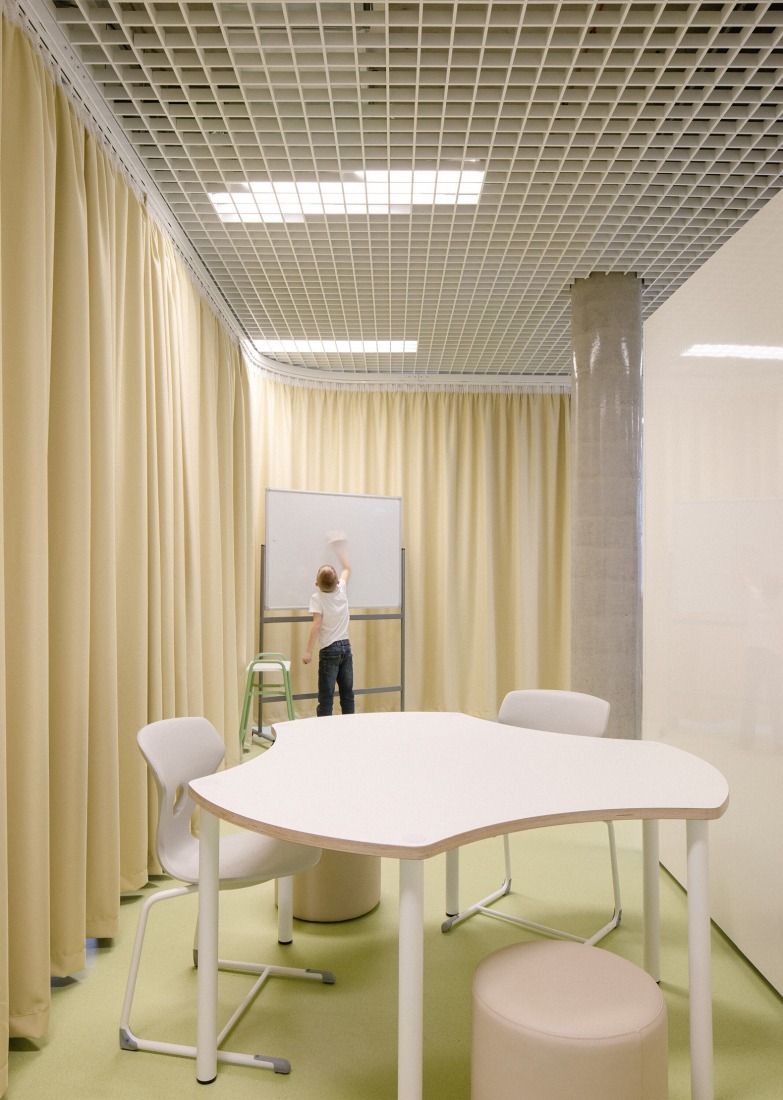 Escuela Primaria LOŠBATES por Pelletier de Fontenay + SOA architects. Fotografía por Alex Shoots Buildings.