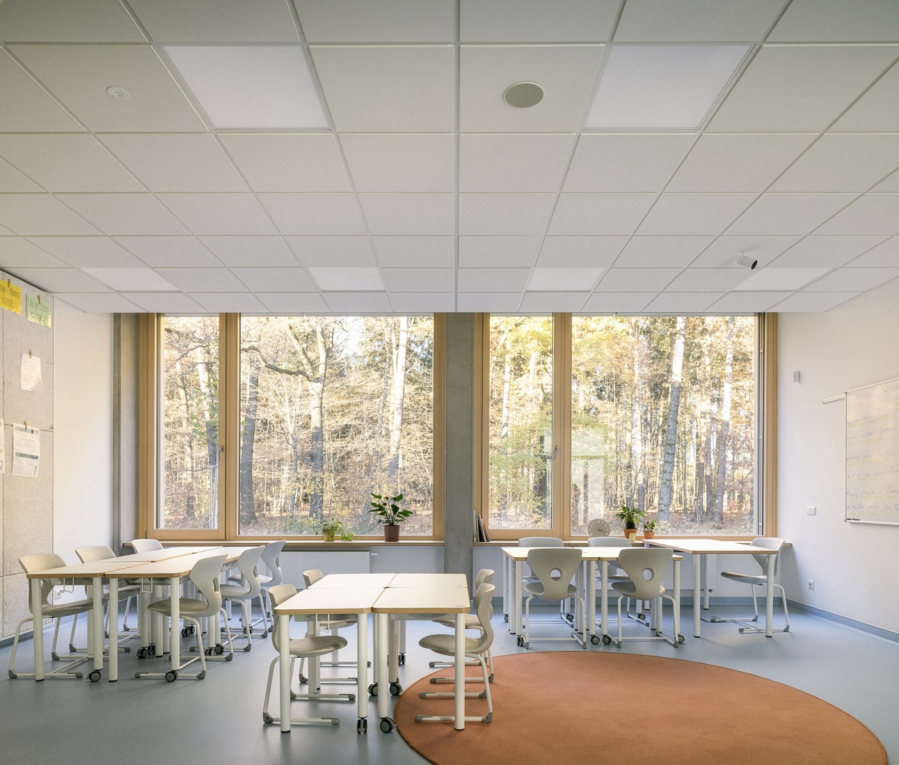 Escuela Primaria LOŠBATES por Pelletier de Fontenay + SOA architects. Fotografía por Alex Shoots Buildings.