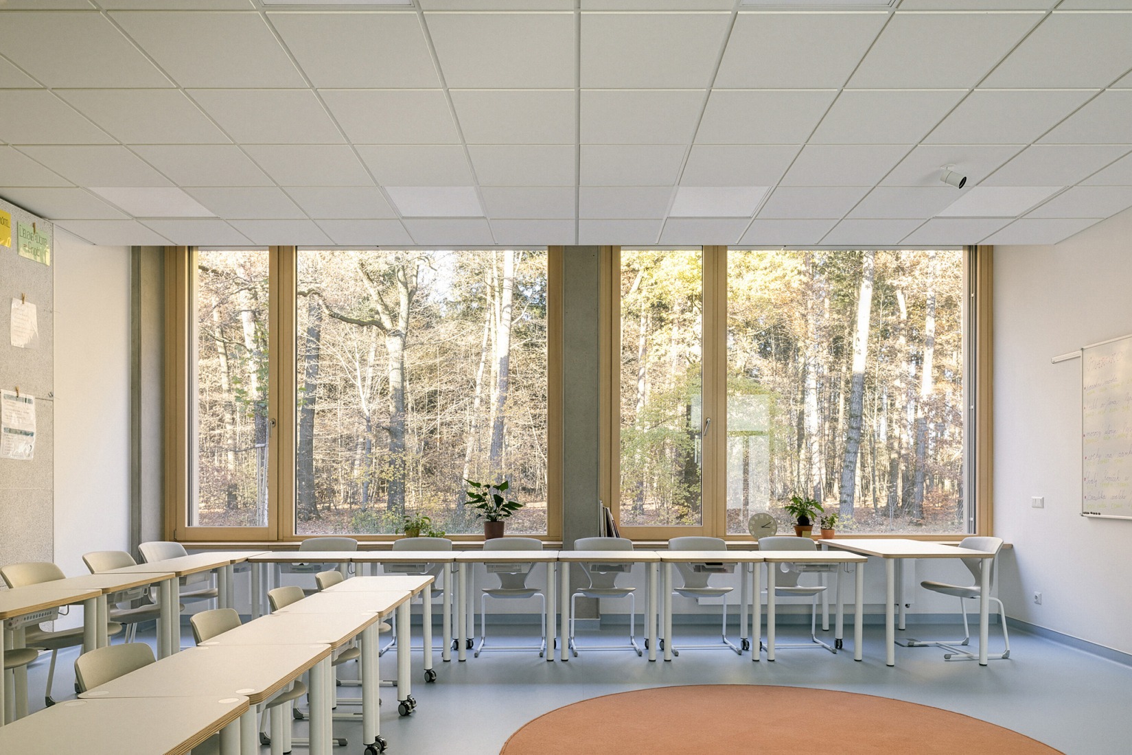 Escuela Primaria LOŠBATES por Pelletier de Fontenay + SOA architects. Fotografía por Alex Shoots Buildings.