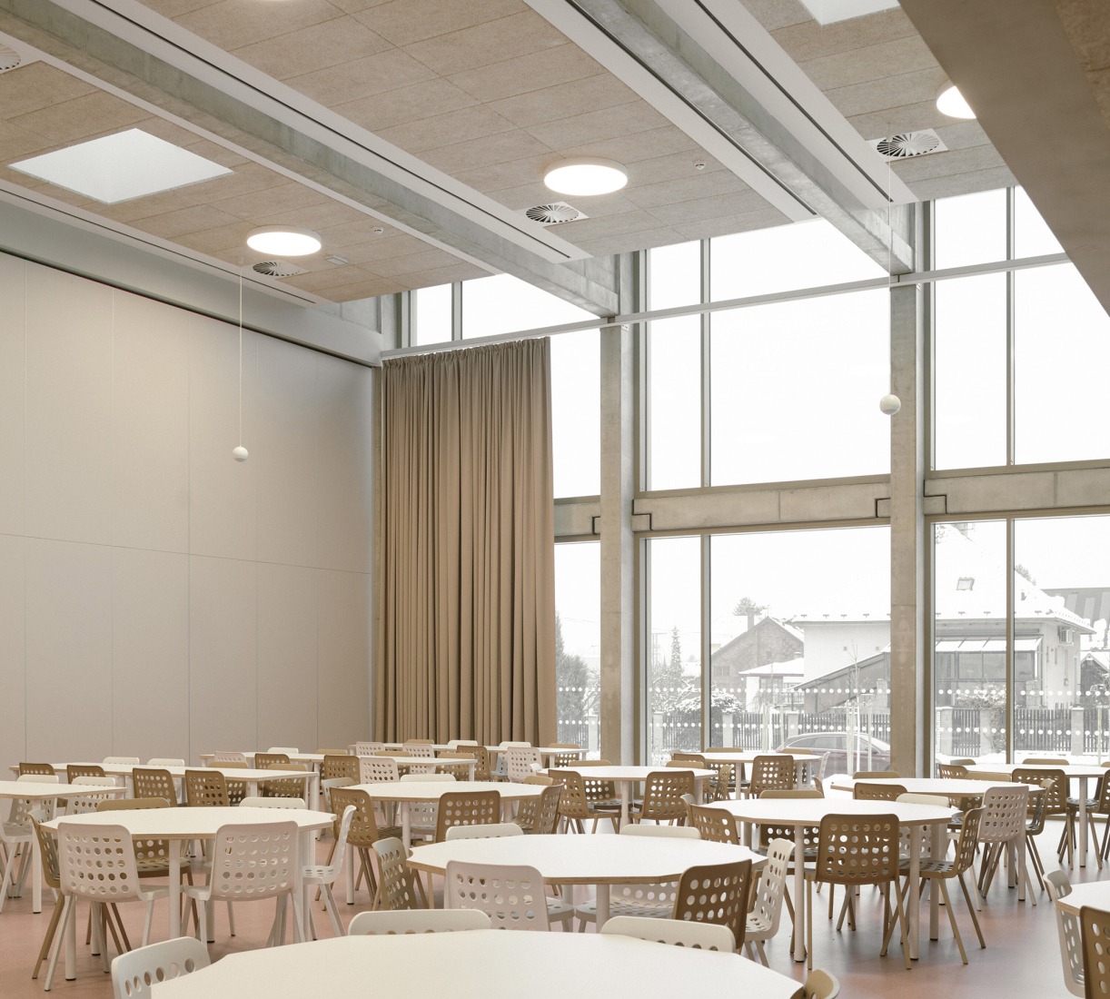 Escuela Primaria LOŠBATES por Pelletier de Fontenay + SOA architects. Fotografía por Alex Shoots Buildings.