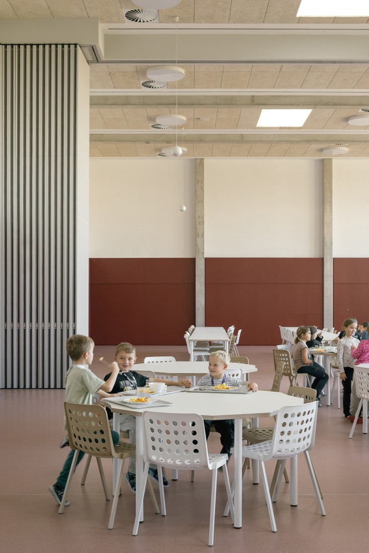 Escuela Primaria LOŠBATES por Pelletier de Fontenay + SOA architects. Fotografía por Alex Shoots Buildings.