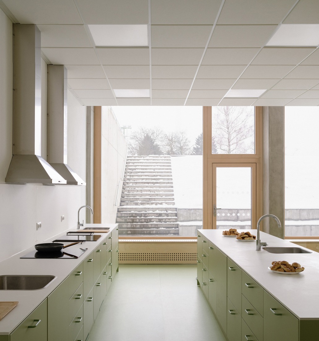 Escuela Primaria LOŠBATES por Pelletier de Fontenay + SOA architects. Fotografía por Alex Shoots Buildings.