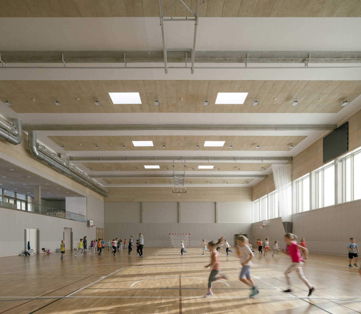 Escuela Primaria LOŠBATES por Pelletier de Fontenay + SOA architects. Fotografía por Alex Shoots Buildings.