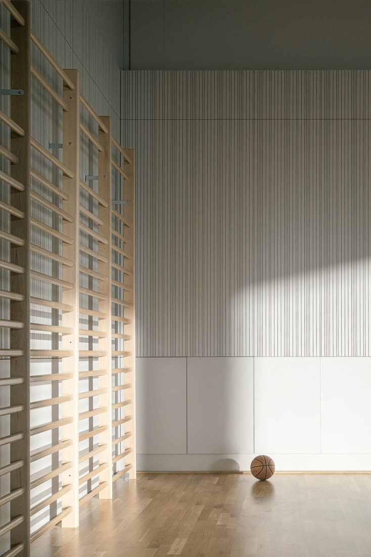 Escuela Primaria LOŠBATES por Pelletier de Fontenay + SOA architects. Fotografía por Alex Shoots Buildings.