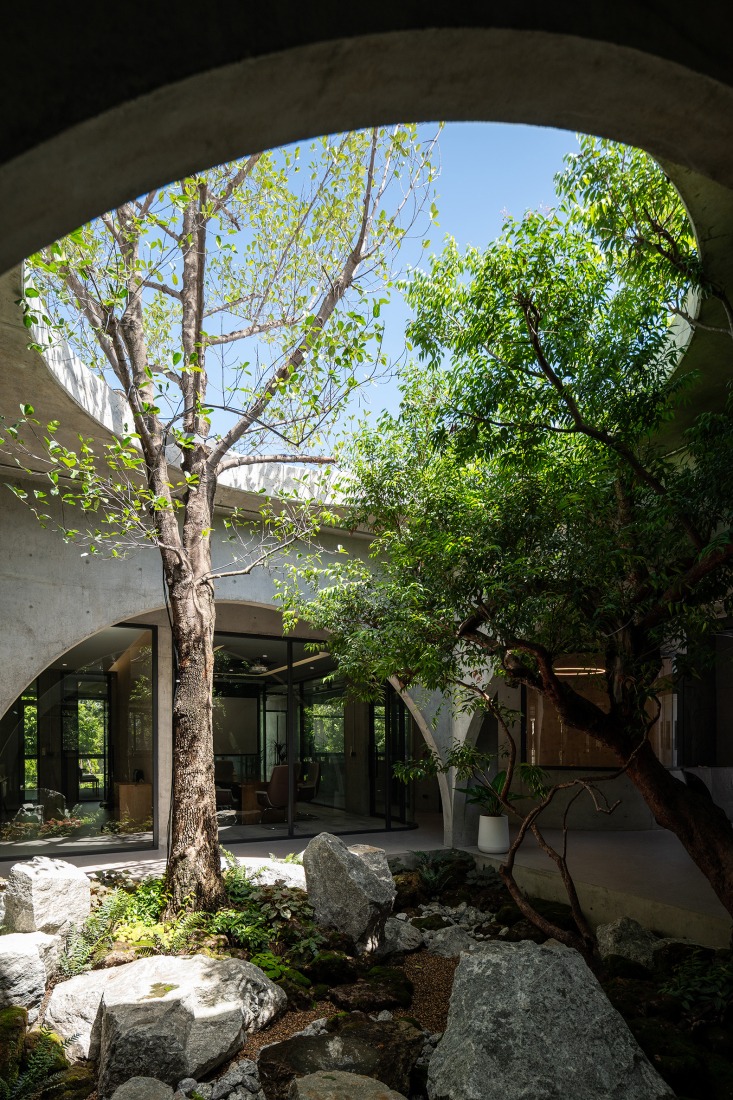 Courtyard. Novolife HQ Office by Studio Krubka. Photograph by Weerapon Singnoi.