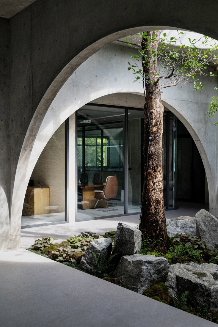 Courtyard. Novolife HQ Office by Studio Krubka. Photograph by Weerapon Singnoi.