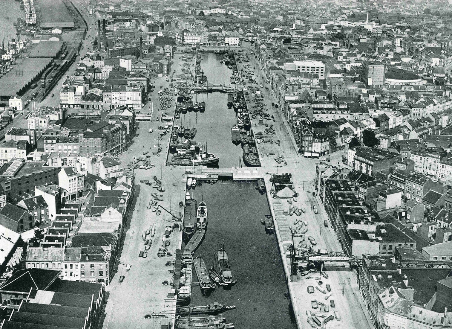 Antwerpen of verview of the former trading docks. Zuidpark by Tractebel + ADR + Georges Descombes.
