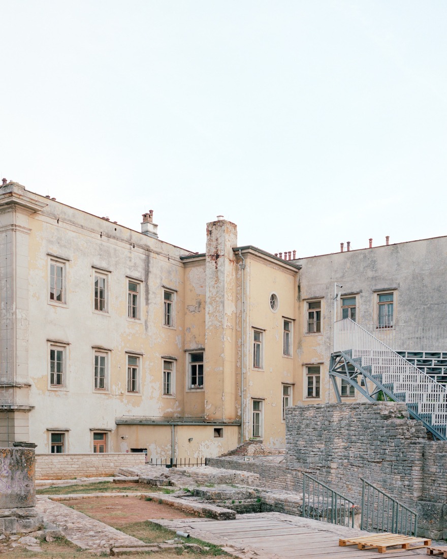 Reconstrucción del Teatro Romano de Pula por Emil Jurcan. Fotografía por Marcello Mariana.