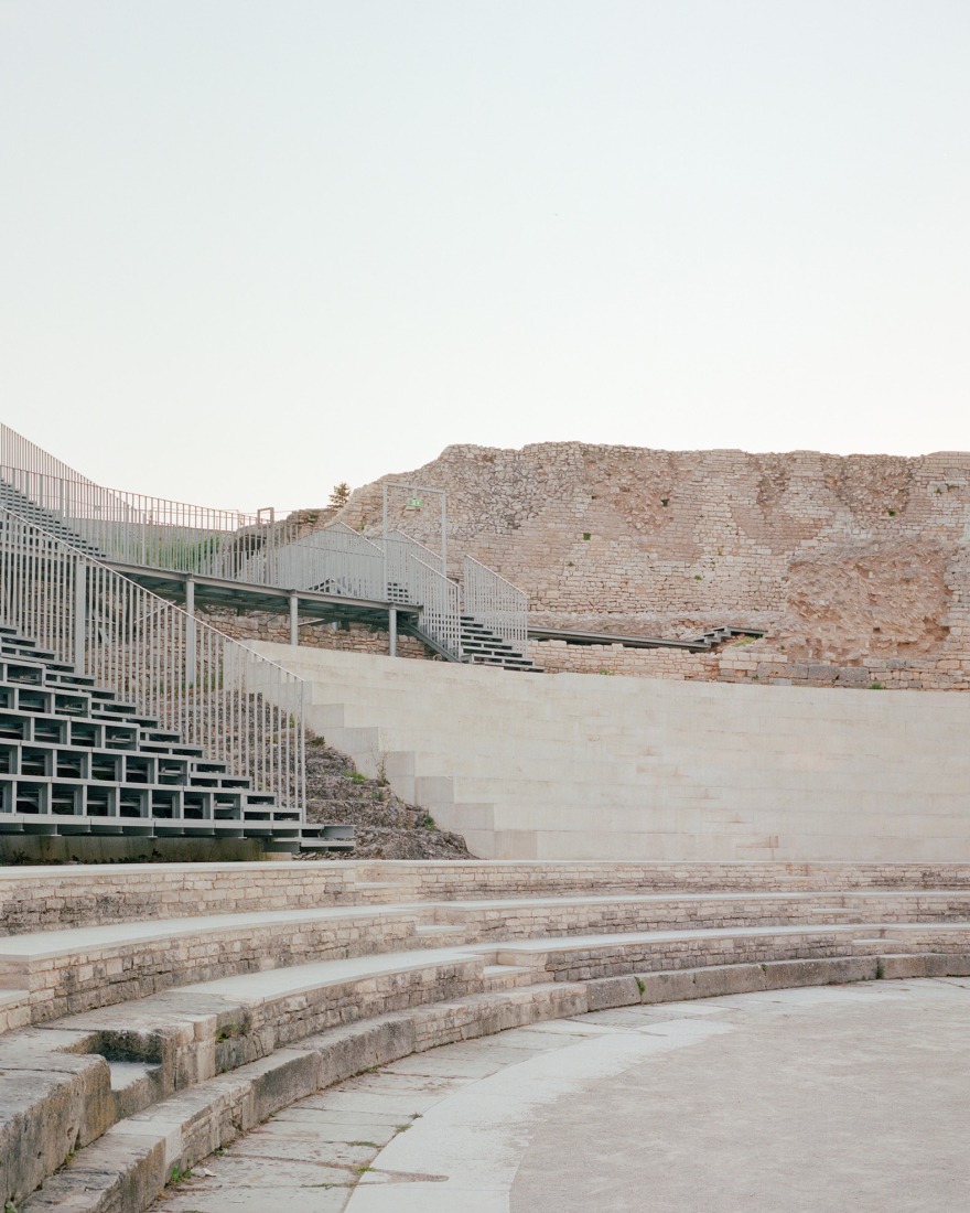 Reconstrucción del Teatro Romano de Pula por Emil Jurcan. Fotografía por Marcello Mariana.