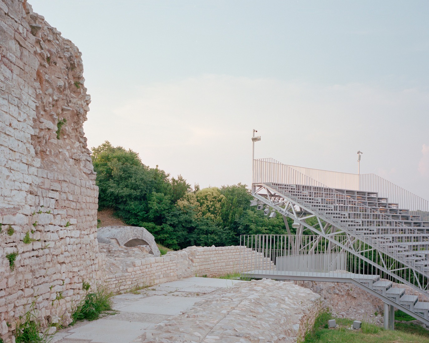Reconstrucción del Teatro Romano de Pula por Emil Jurcan. Fotografía por Marcello Mariana.