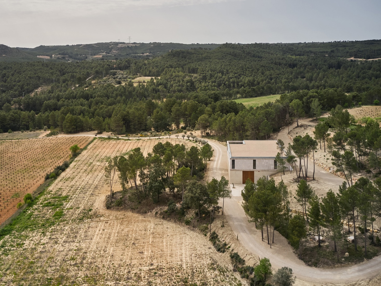 Bodega Novos by García Floquet arquitectos. Photograph by Iñaki Bergera.