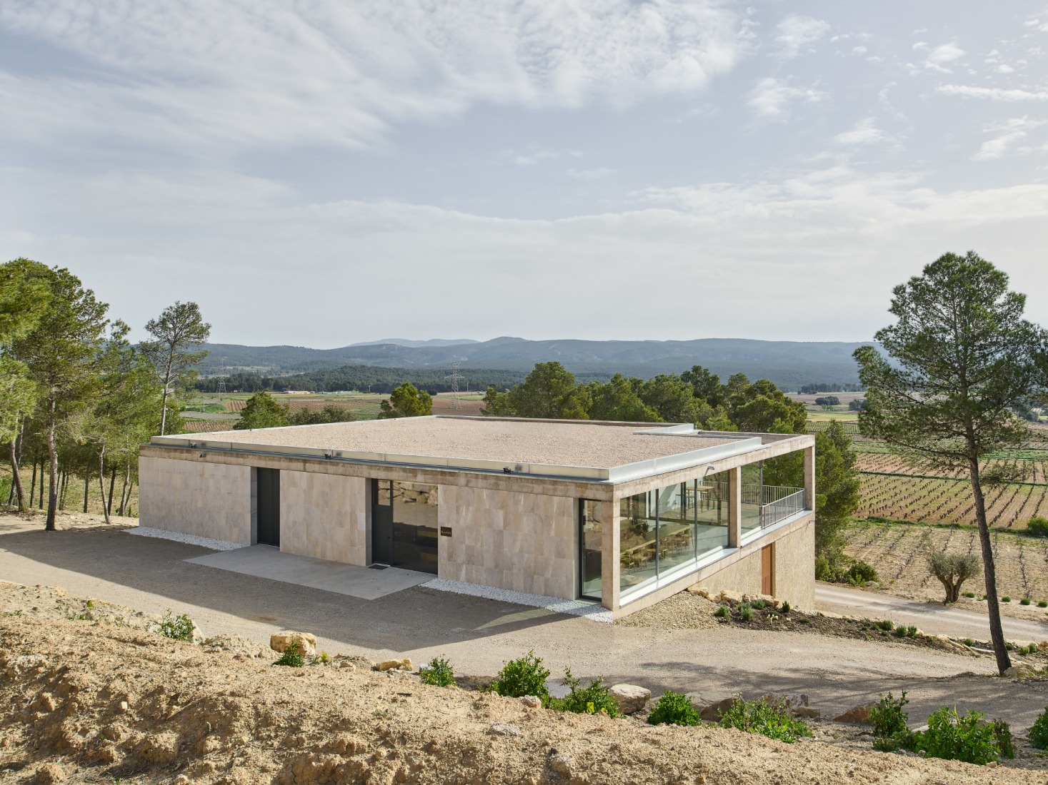 Bodega Novos by García Floquet arquitectos. Photograph by Iñaki Bergera.