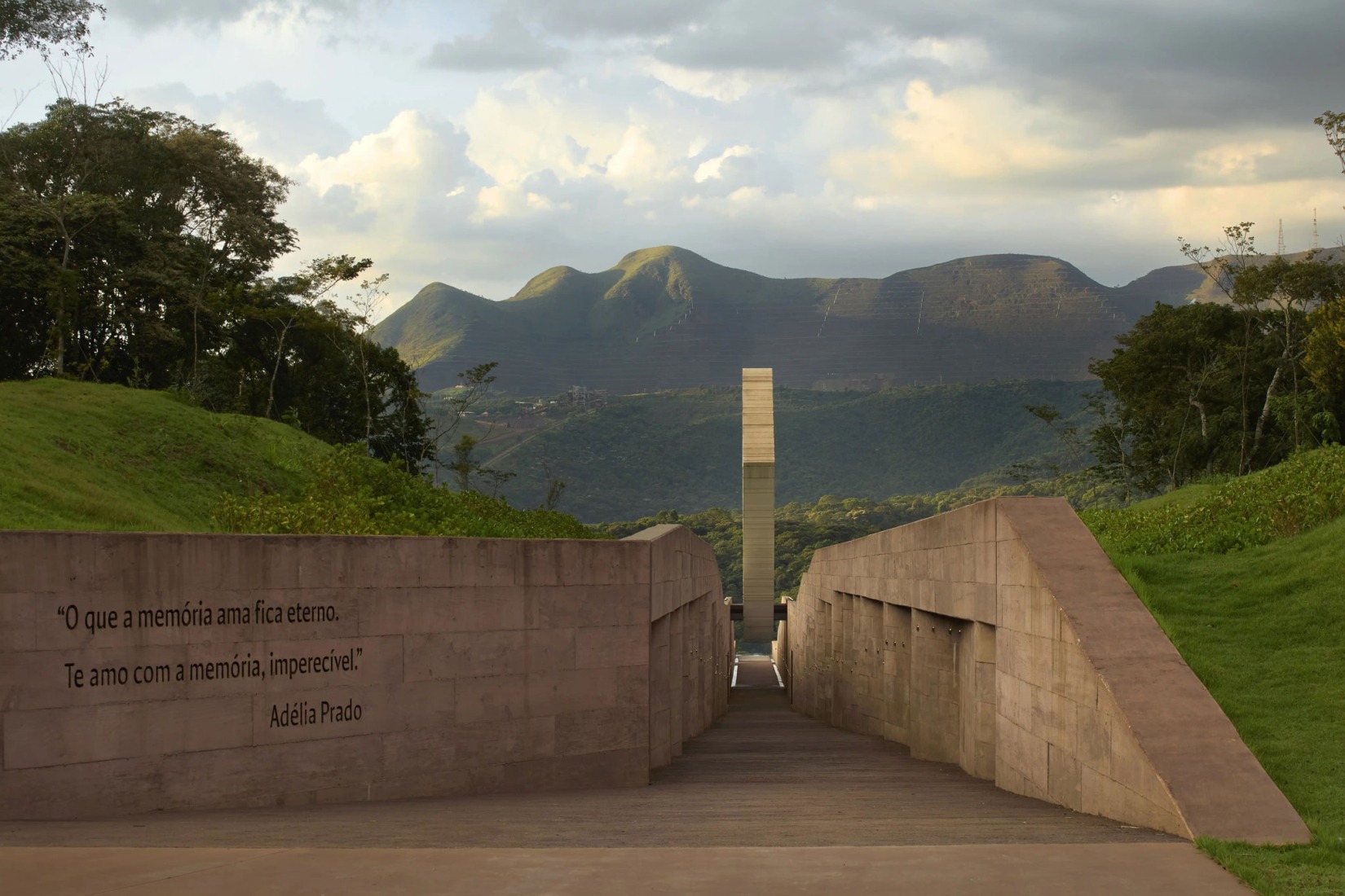 Memorial de Brumadinho por Gustavo Penna Arquitetos Associados. Fotografía por Jomar Braganca.