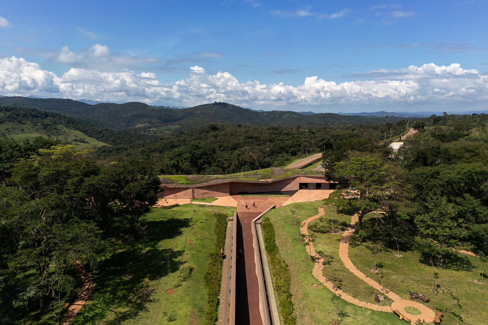 Memorial de Brumadinho por Gustavo Penna Arquitetos Associados. Fotografía por Leonardo Finotti.