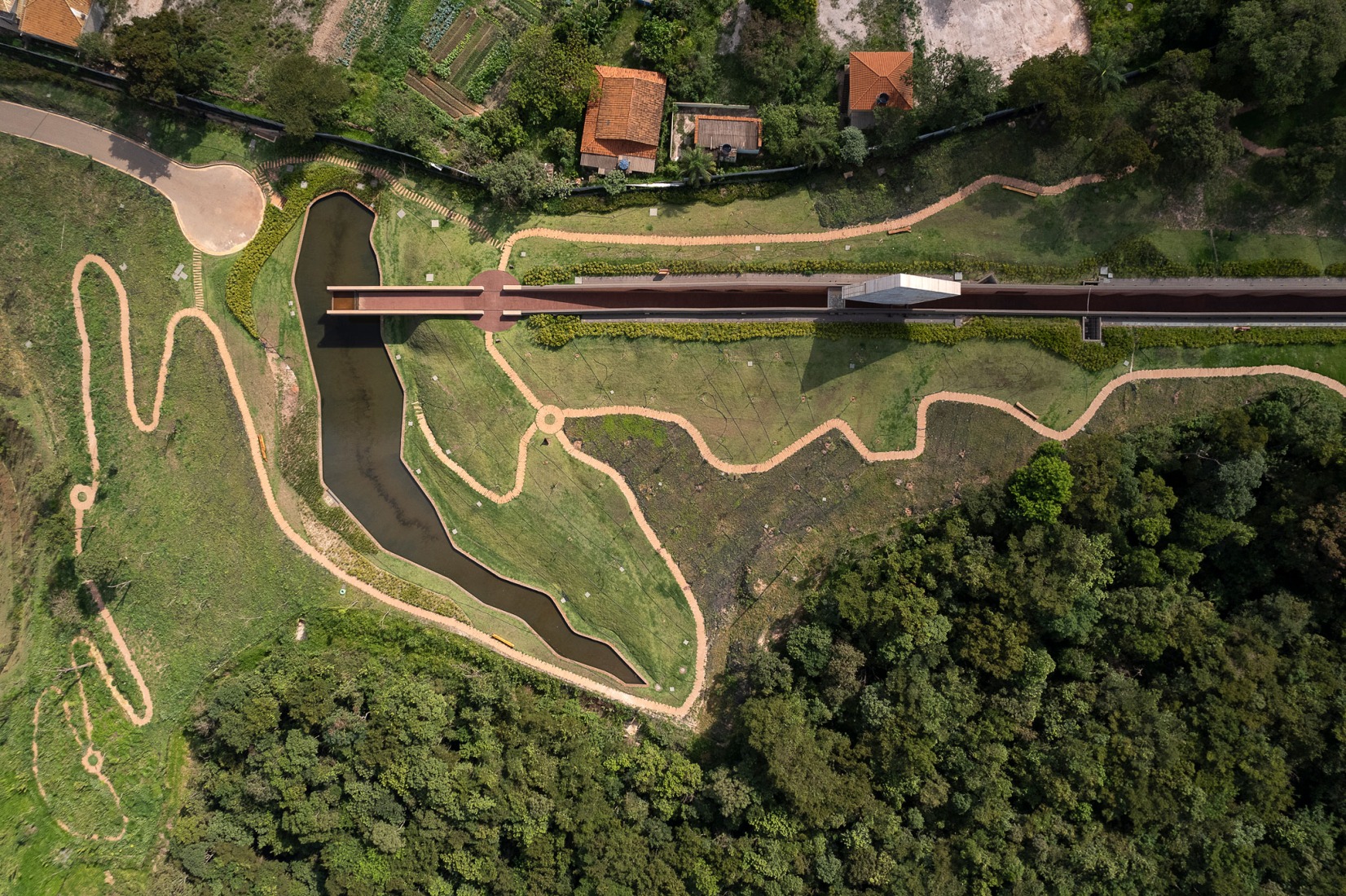 Memorial de Brumadinho por Gustavo Penna Arquitetos Associados. Fotografía por Leonardo Finotti.