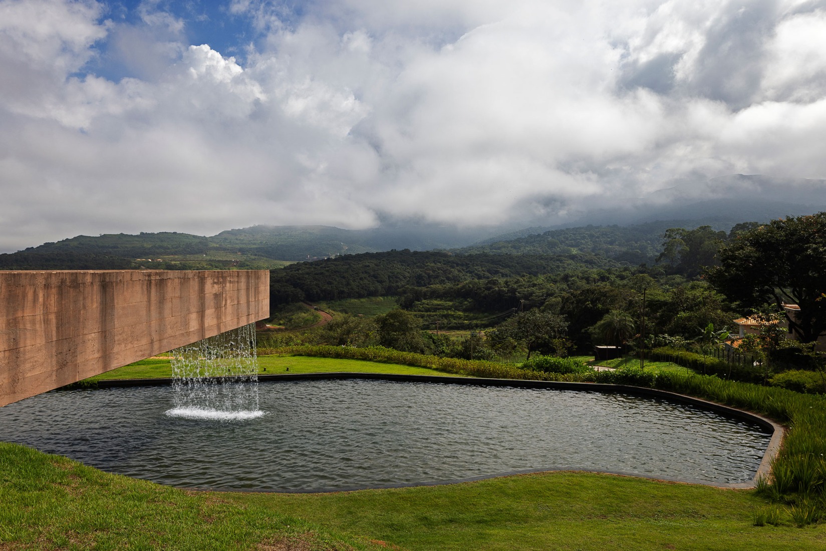 Memorial de Brumadinho por Gustavo Penna Arquitetos Associados. Fotografía por Leonardo Finotti.