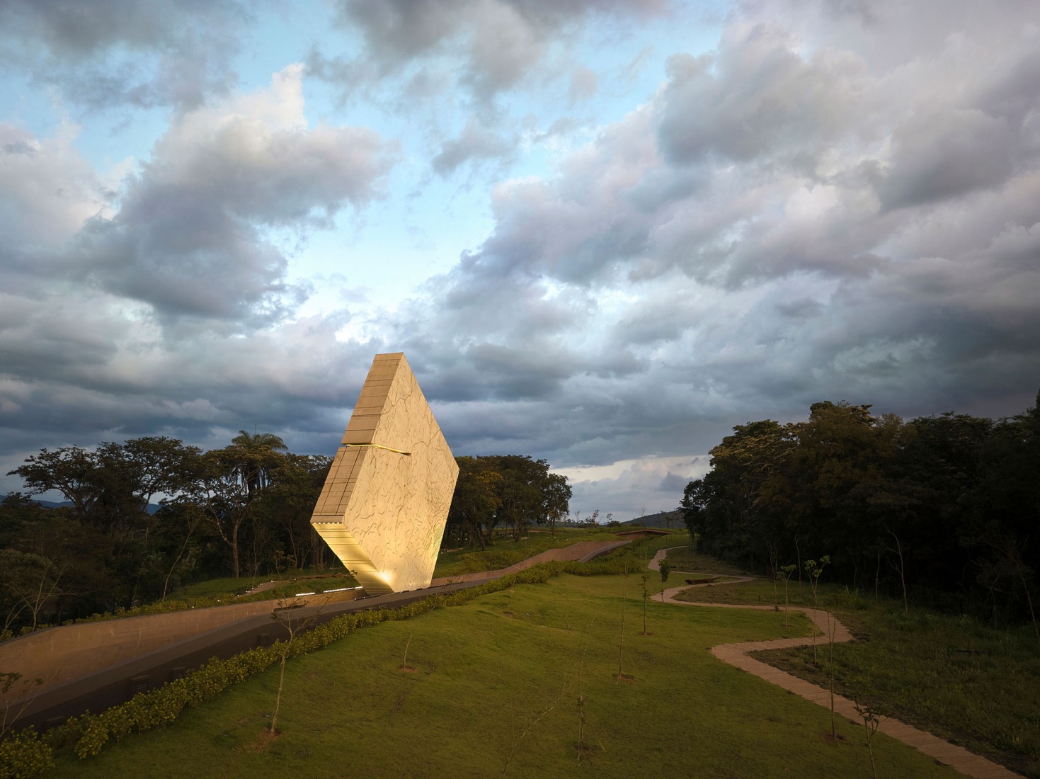 Memorial de Brumadinho por Gustavo Penna Arquitetos Associados. Fotografía por Jomar Braganca.