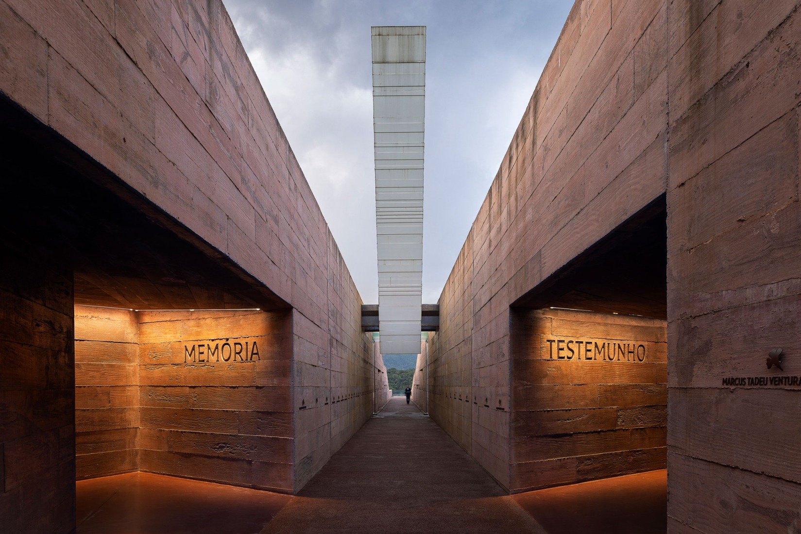 Memorial de Brumadinho por Gustavo Penna Arquitetos Associados. Fotografía por Leonardo Finotti.