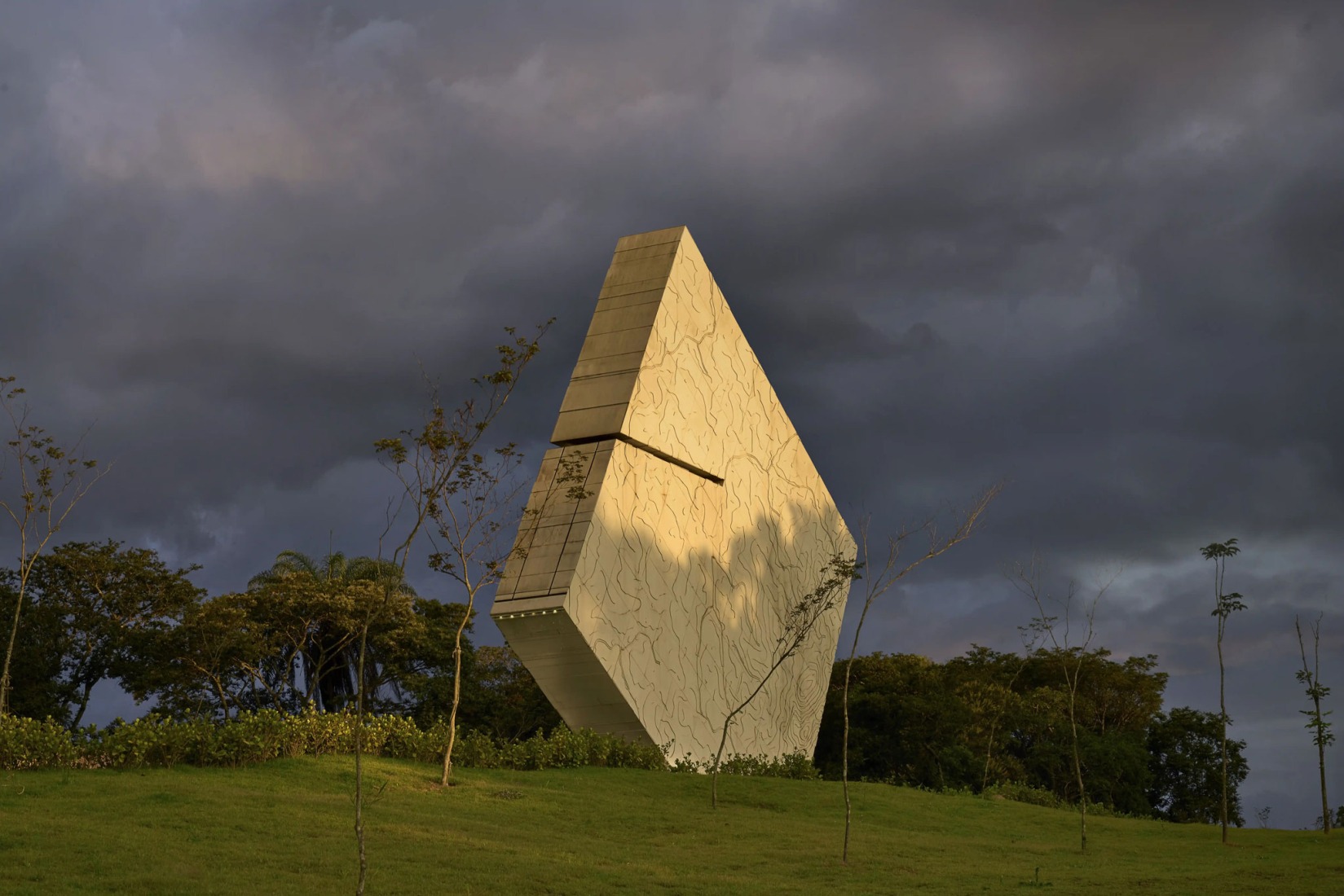 Memorial de Brumadinho por Gustavo Penna Arquitetos Associados. Fotografía por Jomar Braganca.