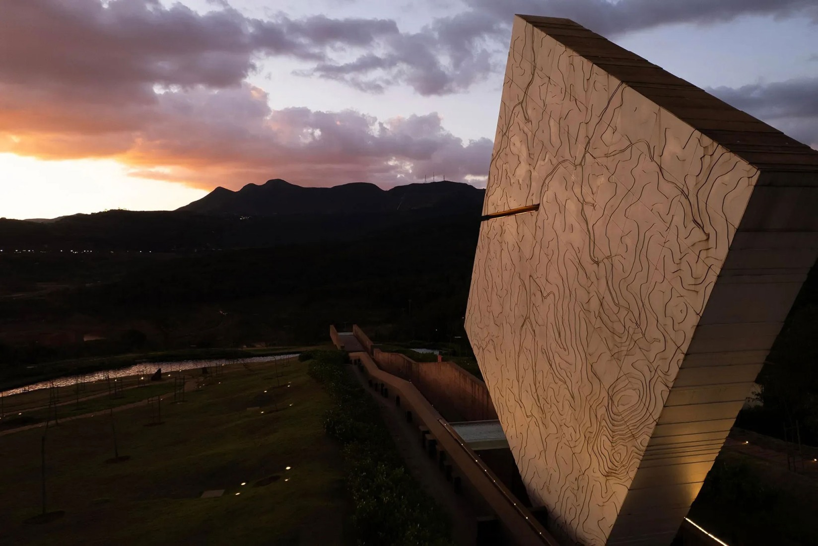 Memorial de Brumadinho por Gustavo Penna Arquitetos Associados. Fotografía por Pedro Mascaro.