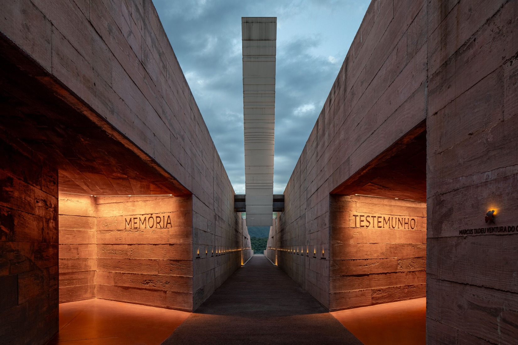 Memorial de Brumadinho por Gustavo Penna Arquitetos Associados. Fotografía por Pedro Mascaro.