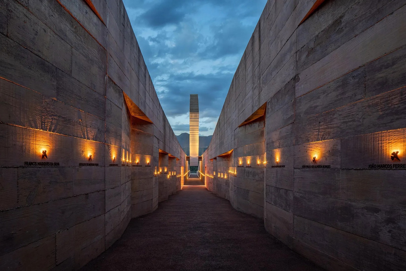 Memorial de Brumadinho por Gustavo Penna Arquitetos Associados. Fotografía por Pedro Mascaro.
