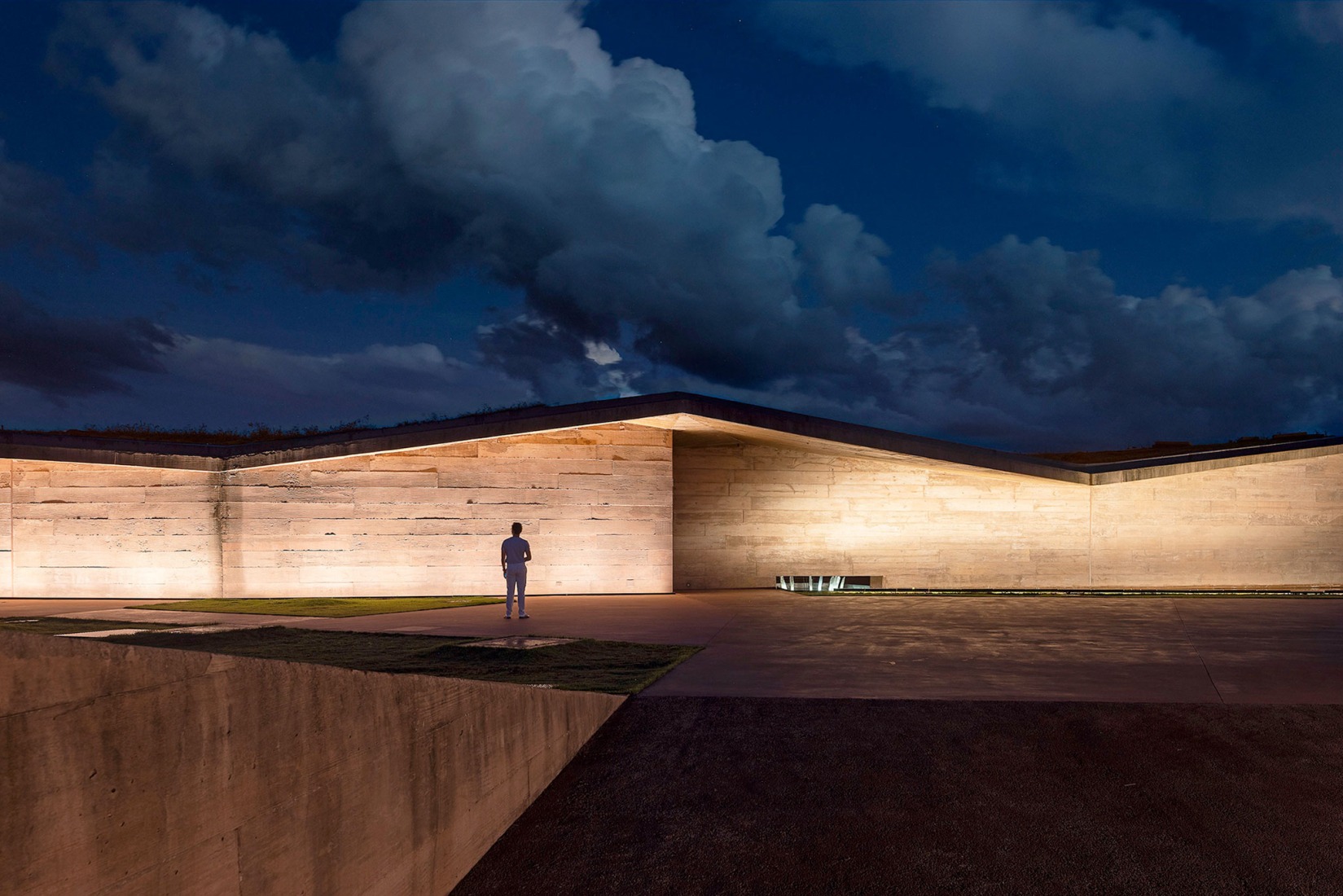 Memorial de Brumadinho por Gustavo Penna Arquitetos Associados. Fotografía por Pedro Mascaro.