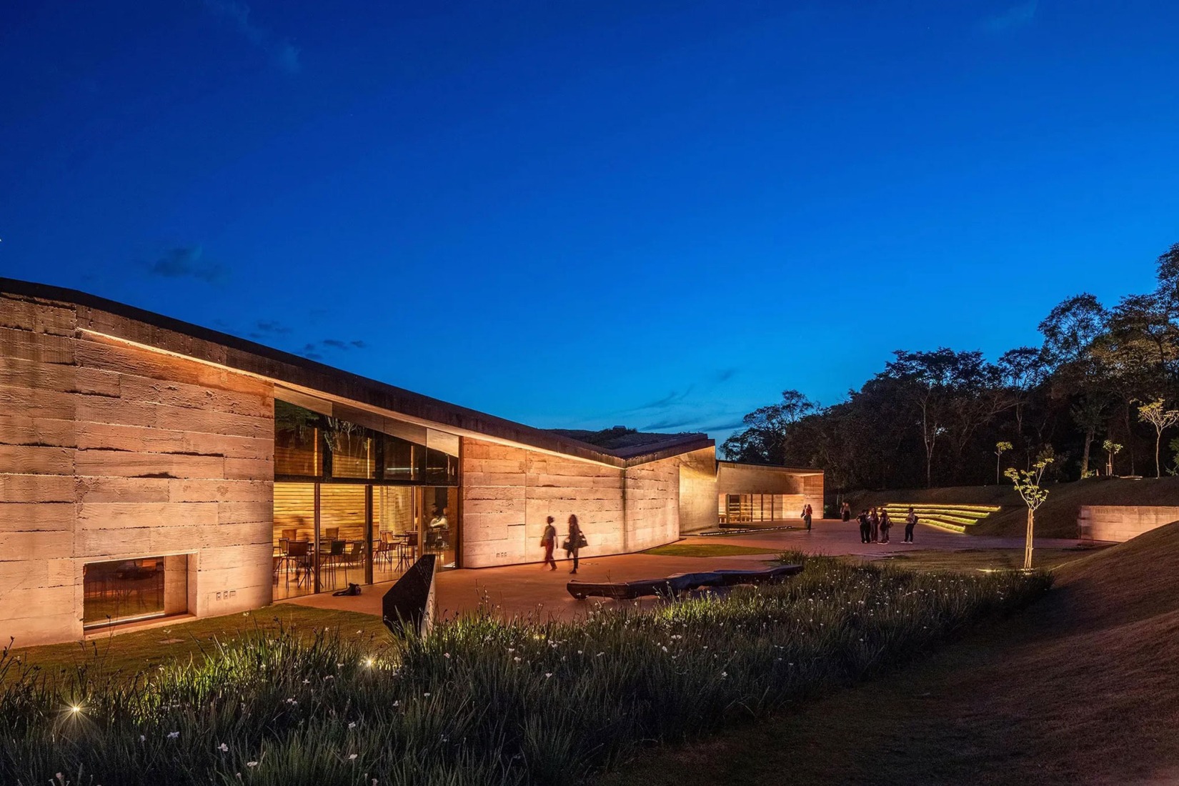 Memorial de Brumadinho por Gustavo Penna Arquitetos Associados. Fotografía por Pedro Mascaro.