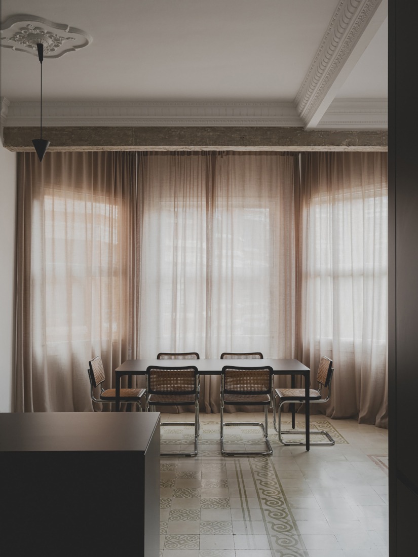 Residence in the Finca Roja building, by SRstudio Arquitectura y Construcción SL., 2022 (renovation). Photograph by David Zarzoso.