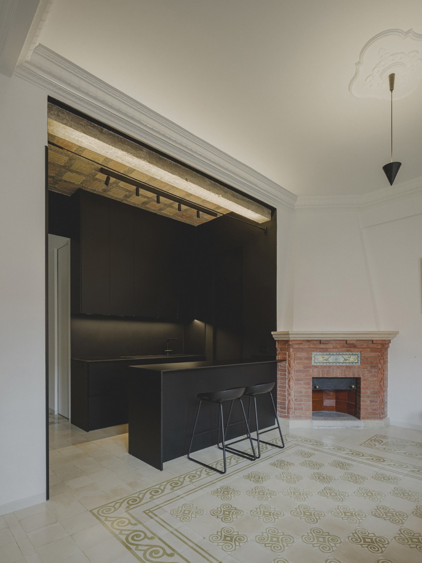 Residence in the Finca Roja building, by SRstudio Arquitectura y Construcción SL., 2022 (renovation). Photograph by David Zarzoso.