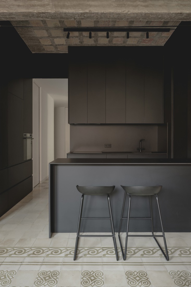 Residence in the Finca Roja building, by SRstudio Arquitectura y Construcción SL., 2022 (renovation). Photograph by David Zarzoso.