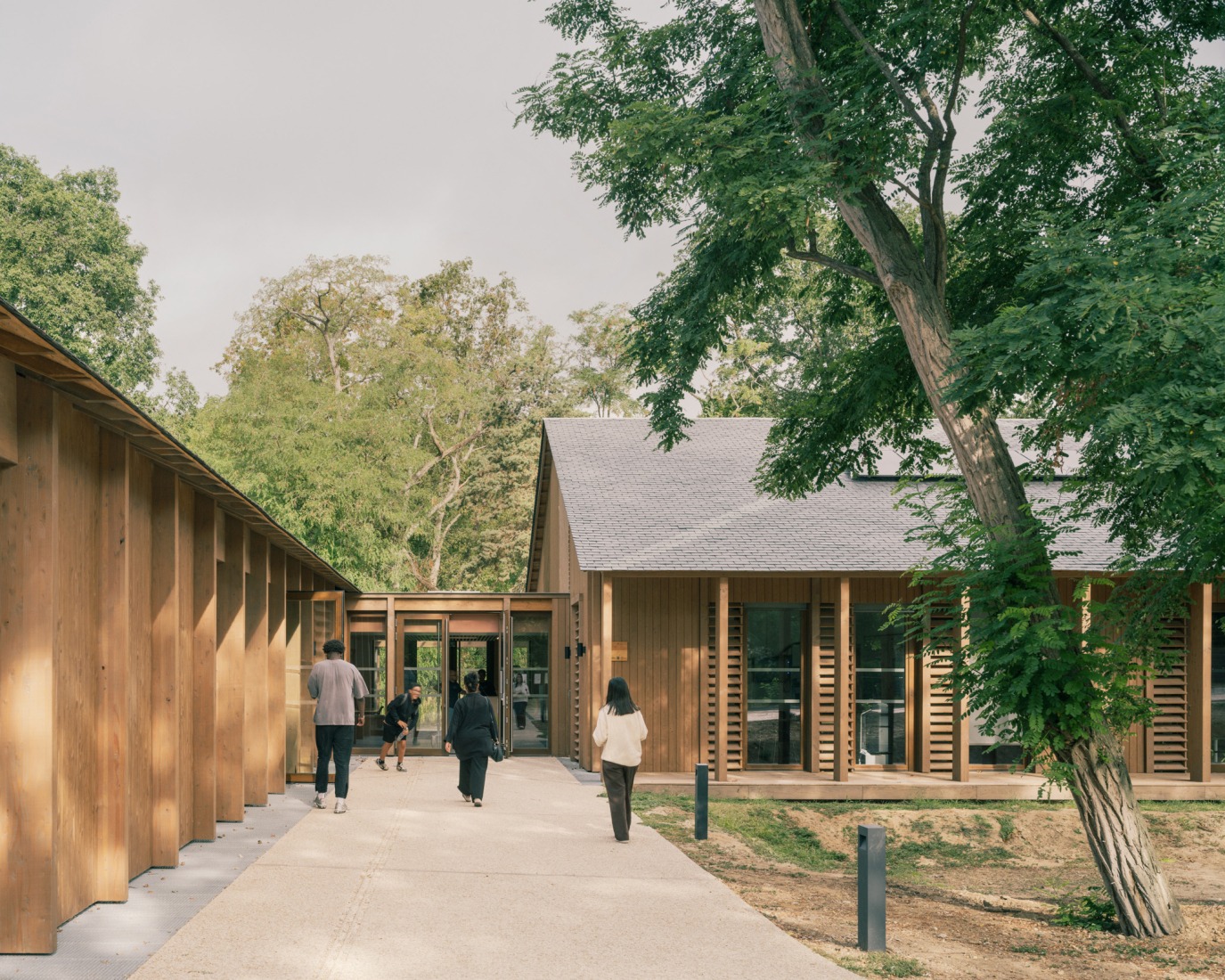 Centro de Ocio Bois de Cergy por PLURIEL[LES] ARCHITECTES. Fotografía por Charly Broyez.