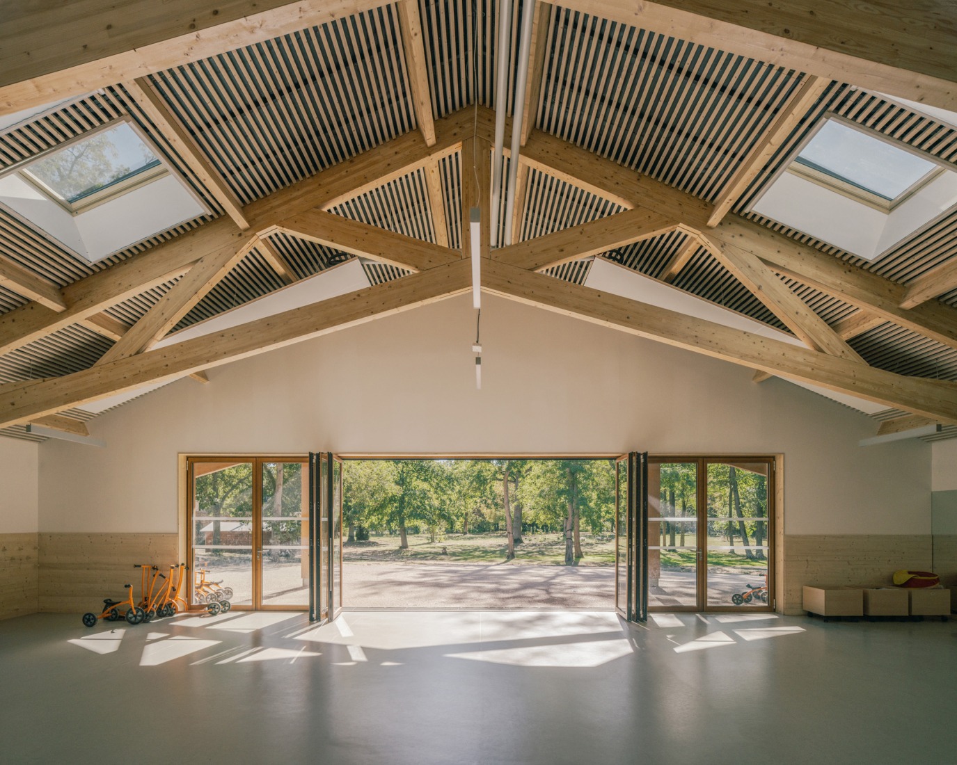 Centro de Ocio Bois de Cergy por PLURIEL[LES] ARCHITECTES. Fotografía por Charly Broyez.