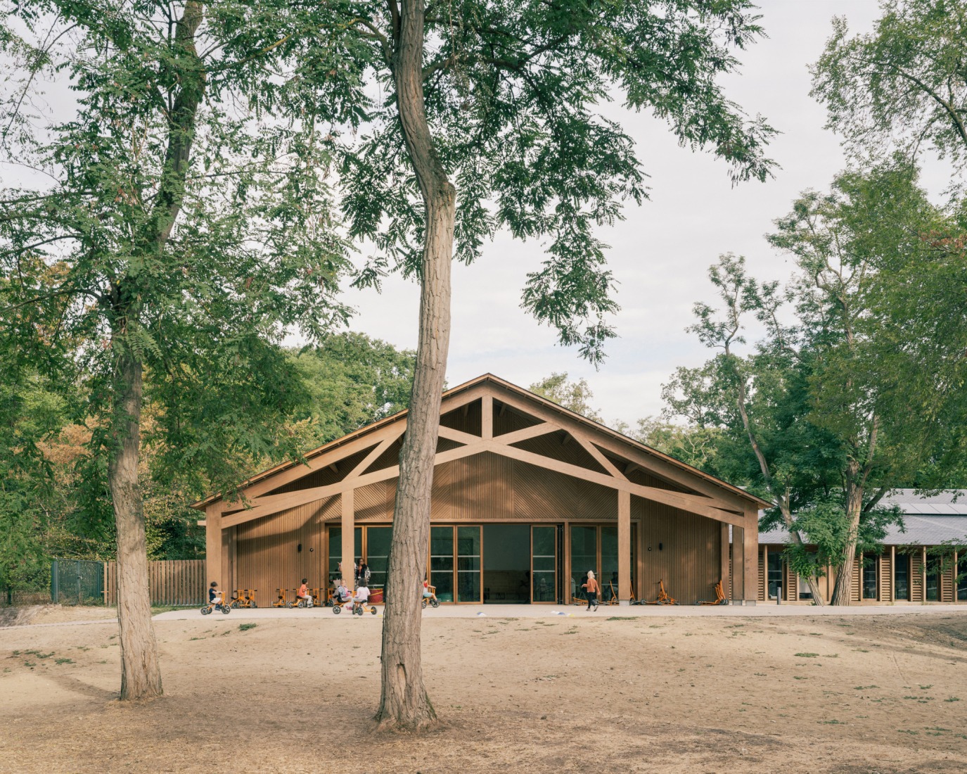 Centro de Ocio Bois de Cergy por PLURIEL[LES] ARCHITECTES. Fotografía por Charly Broyez.