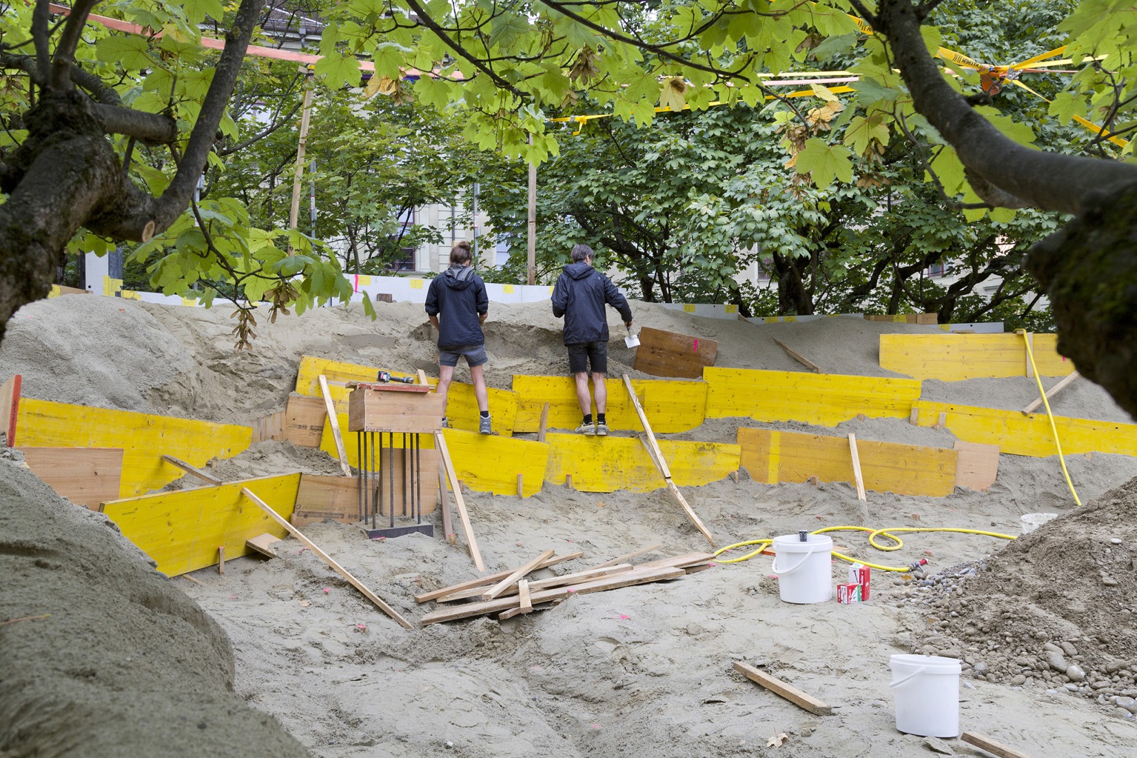 Production process for the roof structure. Redevelopment of the PROGR Courtyard in Berne, Switzerland by Salewski Nater Kretz, Miriam Sturzenegger  and bbz landschaftsarchitekten.