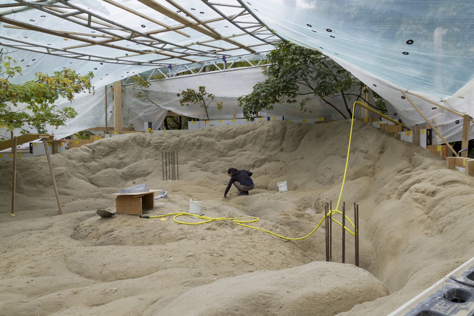 Production process for the roof structure. Redevelopment of the PROGR Courtyard in Berne, Switzerland by Salewski Nater Kretz, Miriam Sturzenegger  and bbz landschaftsarchitekten.