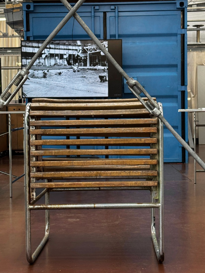 Taburete original. Exposición «SEZ – The Im/Possibility of an Island».