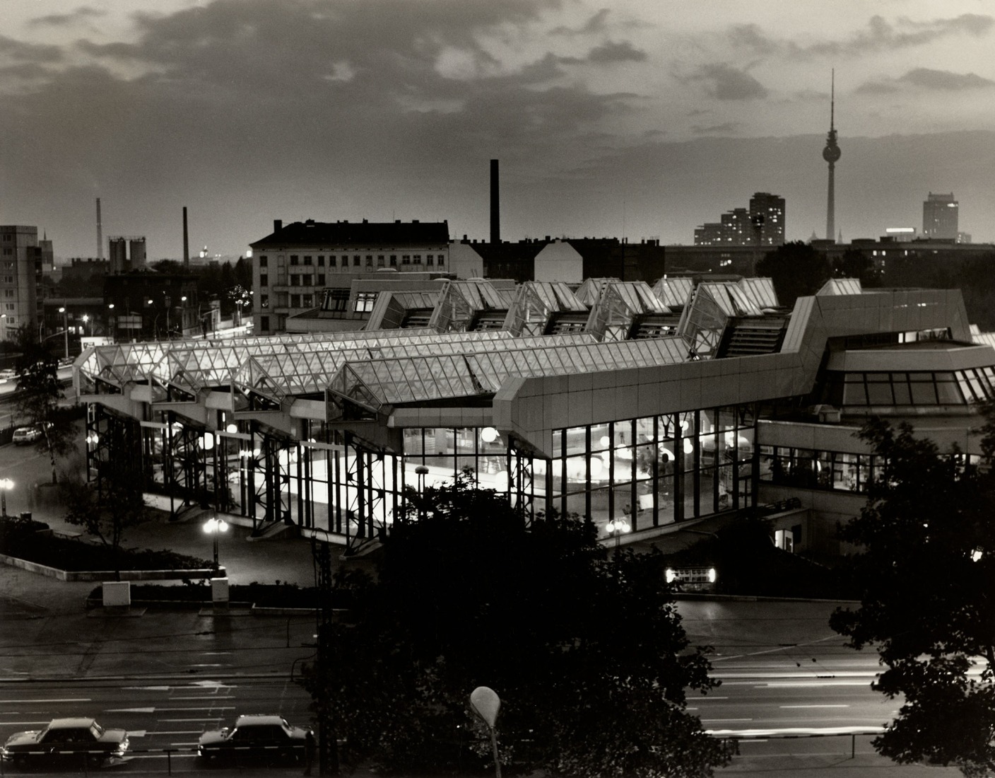 Karl-Heinz Kraemer, Centro de Deportes y Recreación de Berlín: vista exterior nocturna, Berlín, hacia 1985. DEWAG Berlín (agencia fotográfica). bpk – N.º de inv.: SM 2018-01024,32. Exposición «SEZ – The Im/Possibility of an Island».