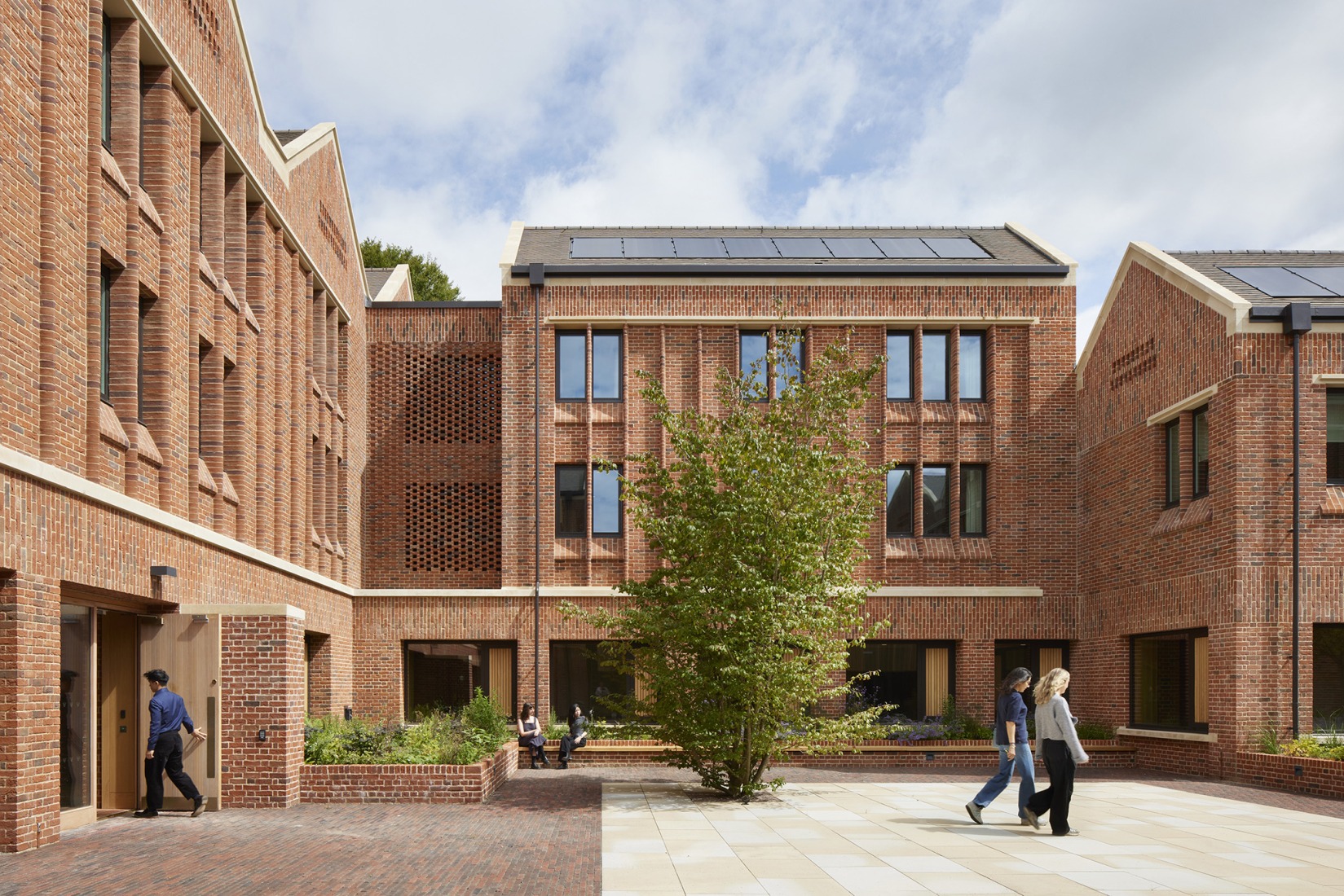 Primeras residencias femeninas en Winchester College por Stanton Williams. Fotografía por Jack Hobhouse.