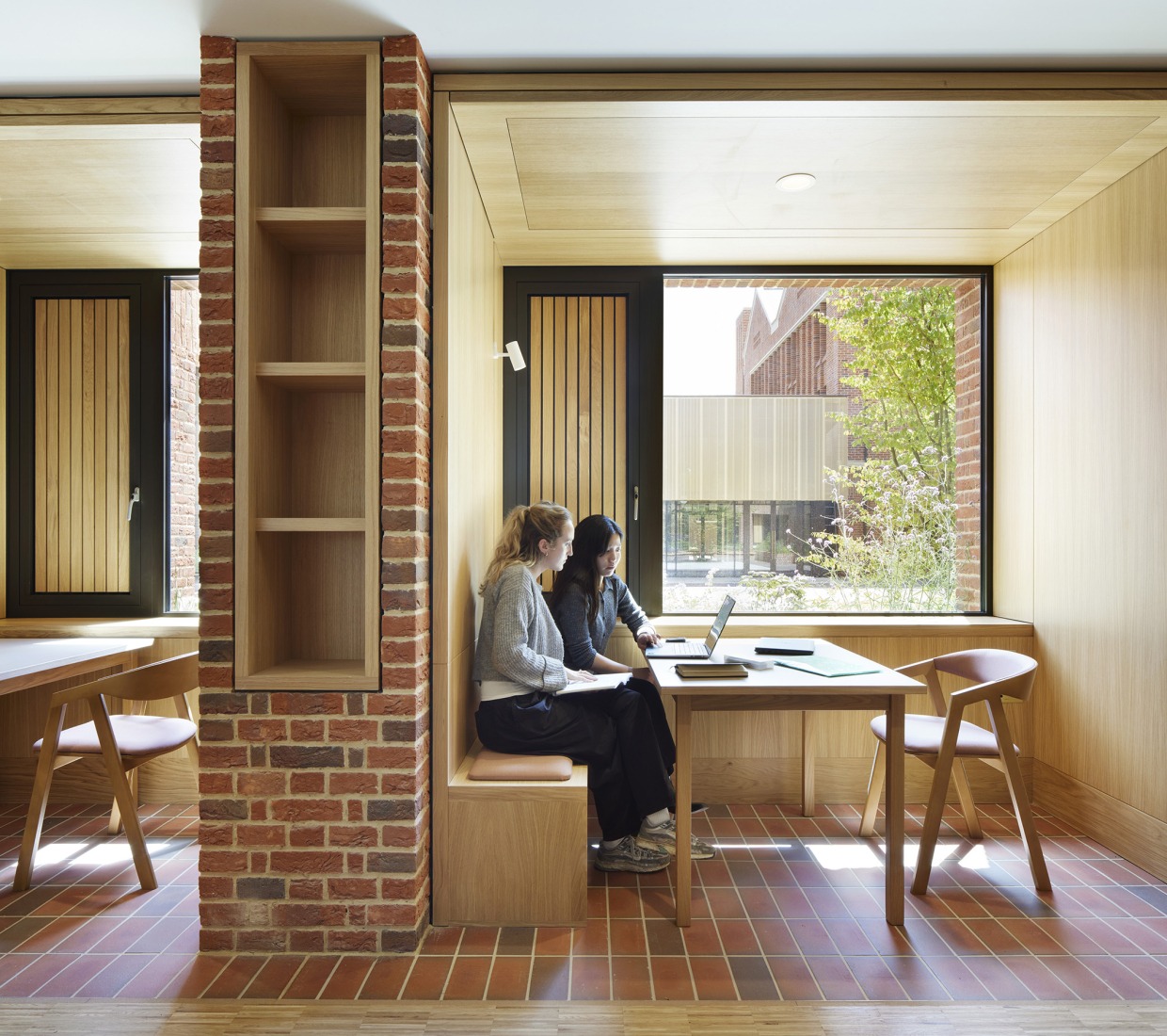 Primeras residencias femeninas en Winchester College por Stanton Williams. Fotografía por Jack Hobhouse.