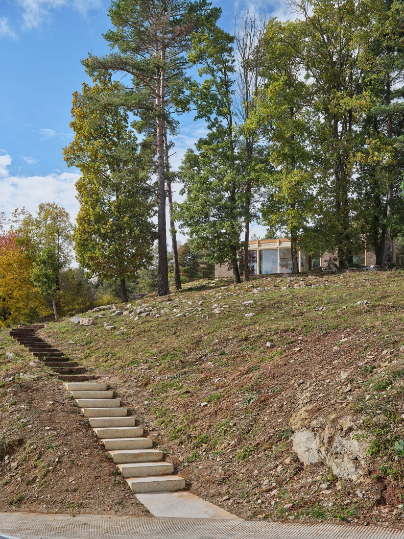 Casa Bosc por Ágora Arquitectura. Fotografía por Adrià Goulà.